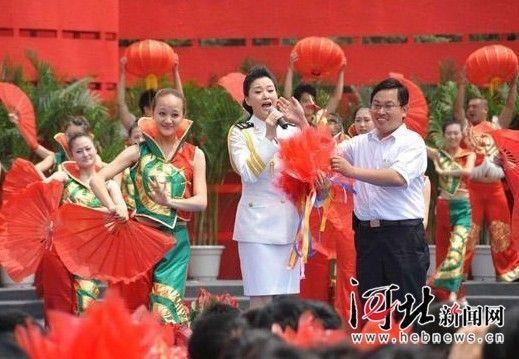 河南官员回忆强搂宋祖英事件：情不自禁就上去了