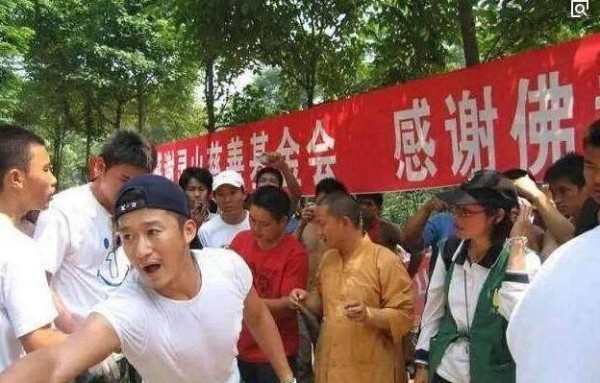 一份明星捐款名单，投射百样人生心态，无论多少都是爱心