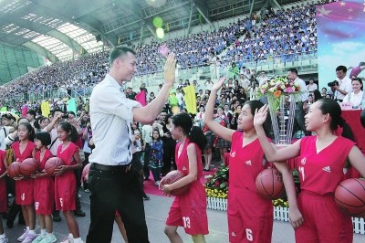 易建联将在福田开设篮球训练中心。图为易建联出席福田区中小学生运动会开幕式。