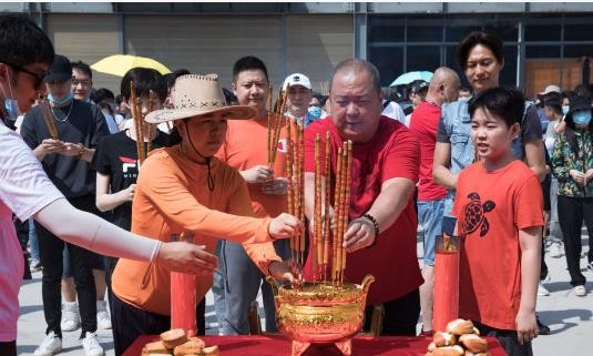 从无戏可拍到正剧男主，从事业低谷到综艺大咖，黄晓明打赢翻身仗