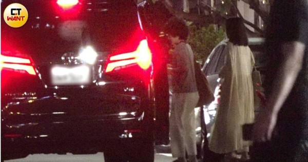 卷髮女没有等田馥甄就自己直接先上车。（图／本刊摄影组）