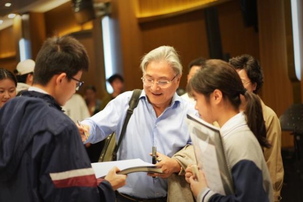 在厦门市音乐学校的大师班后，圆号演奏家韩小明给学生们签名 吴桐 摄