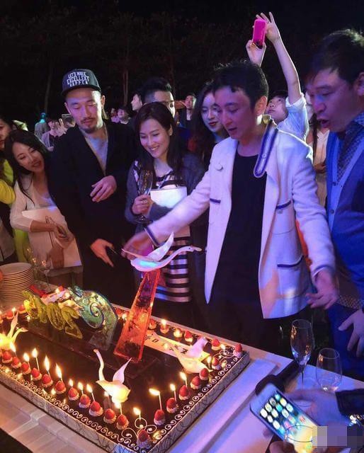 明星生日趴，王诗龄奢华，成龙阵仗大吓坏任达华