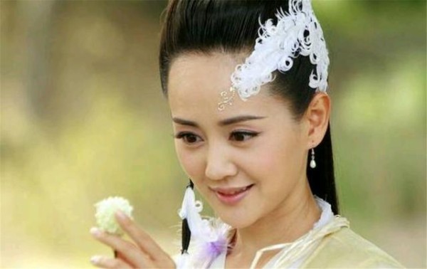 她美得像水蜜桃，嫁大15岁国家一级演员闪婚，现成新晋歌手后妈