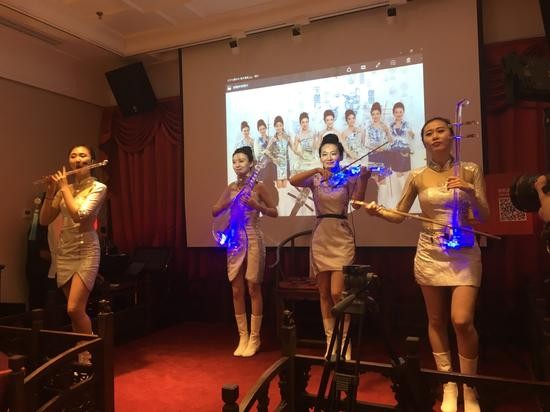 女子水晶乐坊现场表演