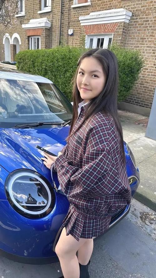 李湘女儿16岁考驾照，明星家庭温馨互动引教育思考