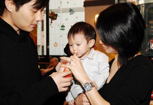 Snapshot, Child, Hand, Finger, Event, Black hair, Toddler, Ear, 