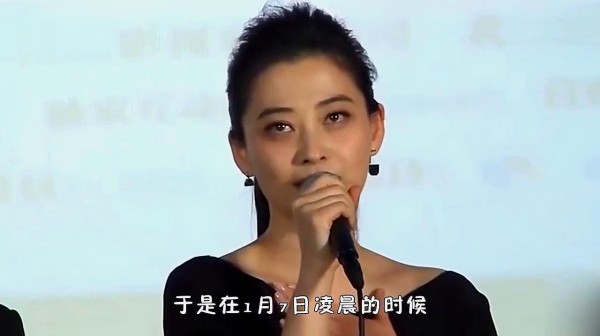 梅婷脚踩飞机椅背十分不文明，凌晨发文道歉：我感到愧疚自责