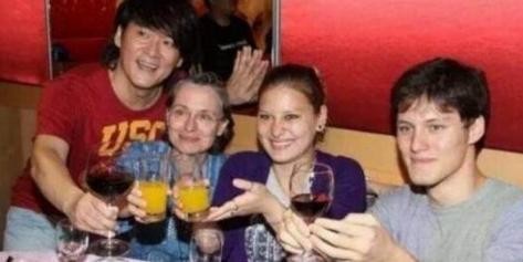 周华健一家四口全家福，58岁老婆成80岁老太，儿女长相一言难尽