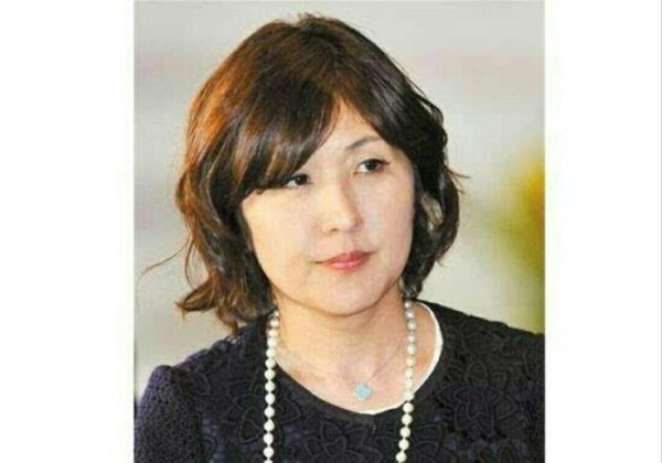 她号称日本最美女官员, 与安倍晋三关系暧昧, 喜好检阅男兵