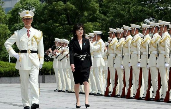 她号称日本最美女官员, 与安倍晋三关系暧昧, 喜好检阅男兵