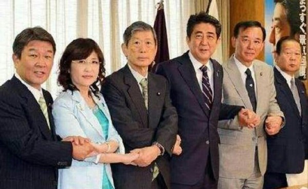 她号称日本最美女官员, 与安倍晋三关系暧昧, 喜好检阅男兵