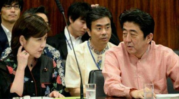 她号称日本最美女官员, 与安倍晋三关系暧昧, 喜好检阅男兵