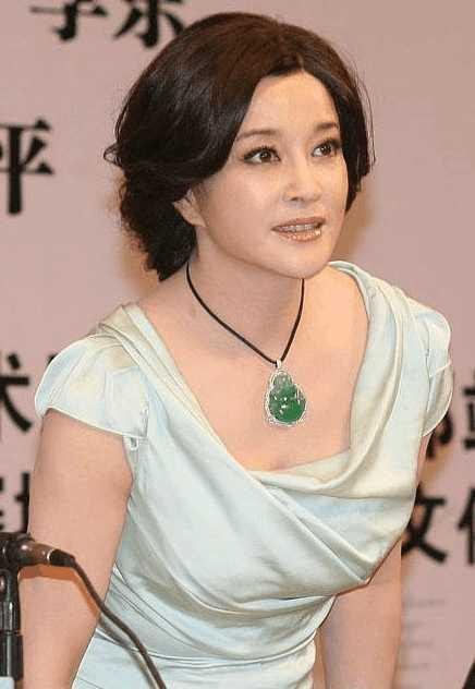 刘晓庆在68岁终于被爆有子，私生女也混娱乐圈，还是当红明星