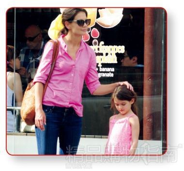 　　Katie Holmes 与Suri 在服装色彩上的呼应，足以看出这位星妈的心机