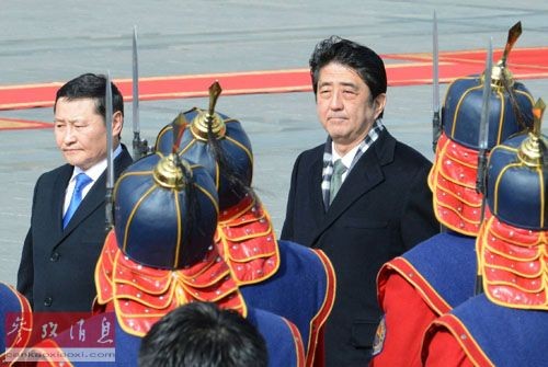 3月30日，日本首相安倍晋三(右)在蒙古国总理阿勒坦呼亚格的陪同下检阅仪仗队。(法新社)