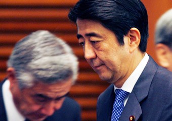 当地时间9月12日，日本首相安倍晋三准备在官邸会见记者。