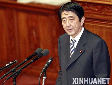 9月10日，日本首相安倍晋三在东京举行的国会众议院全体会议上发表施政演说。安倍说，日本面临的安全保障环境依然严峻，有必要重新构建日本的安全保障体制，并切实推进驻日美军整编工作。同时，日本将进一步与国际社会合作，以解决日本人被绑架问题及朝核问题。新华社记者任正来 摄