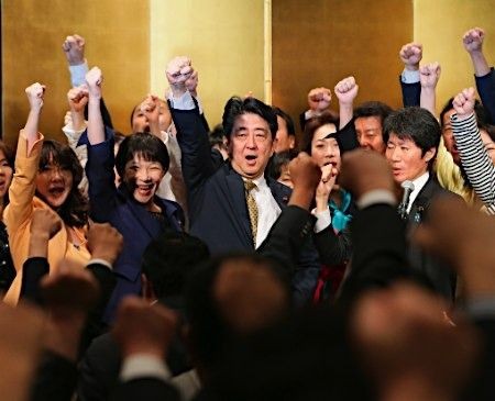 安倍与支持者高呼口号