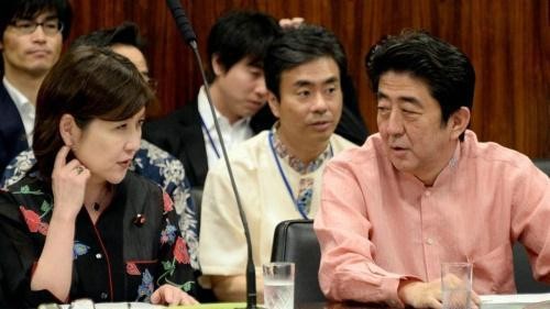 安倍与稻田朋美关系非同寻常, 即便晚上, 也随叫随到