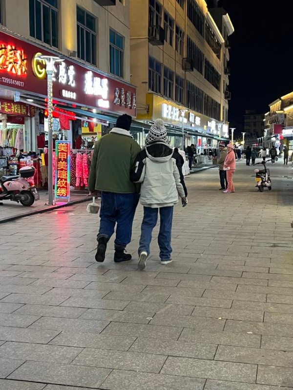 何润东陪妻子林姵希逛街，两人吃遍夜市小吃，当街互喂大秀恩爱