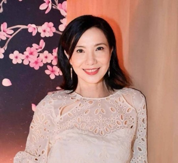 突发！香港女星突然宣布离婚，与小7岁男演员秘密注册结婚多年