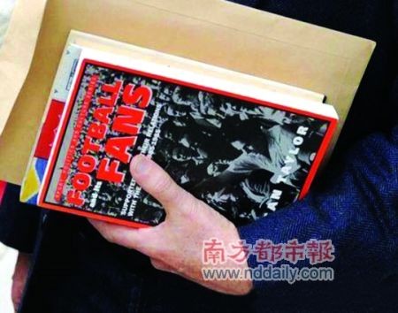  亨利亮相，带着一本《足球和球迷：球迷关系百年史，1885- 1985》，足见其确实花心思想做好红军掌舵人这个新角色。