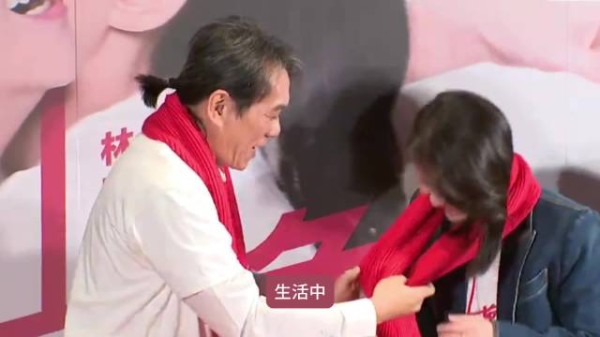 51岁曾宝仪与导演男友罕见同框，相恋19年至今未婚，宝妈低调现身