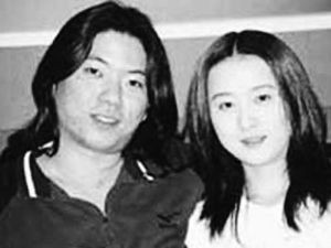 高晓松与第一任妻子沈欢的婚姻，维持了不长时间就破灭了。（黑白照片）