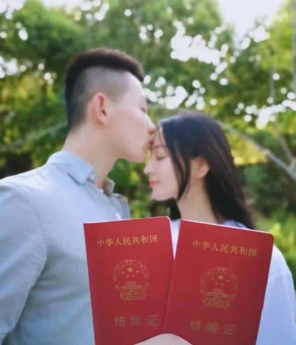 张馨予与军哥哥大批婚纱照曝光，小狗的出镜早己暗示结婚