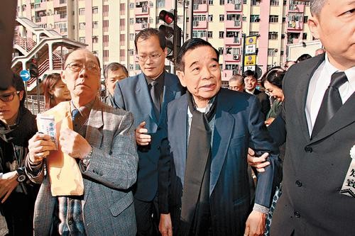 胞弟郑裕培出殡郑裕彤神情哀伤为其澄清死因