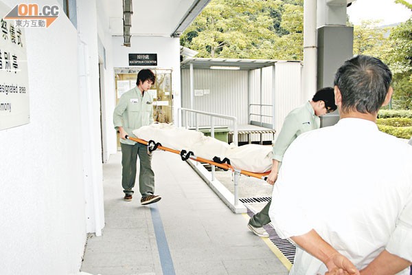 许冠武昨日哀伤地领取阿英遗体，遗体则送到宝福纪念馆。