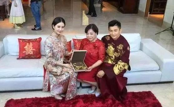 女星与婆婆合照：杨幂像做错事，刘诗诗略显生分，baby却亮了！