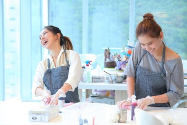 赌王女儿何超莲，不在娱乐圈却和圈内人联系不断，与邓紫棋是好友