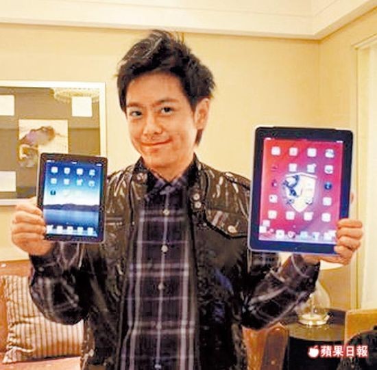 林志颖前年12月在微博上载左手拿iPad，右手拿称为新玩具mini iPad的照片