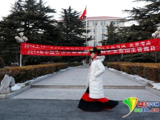 参加完北京电影学院的初试，巫润莉又马不停蹄地赶往位于劳动关系学院的“上戏”考点参加初试。 　　记者 张炎良摄