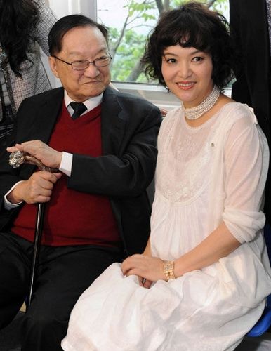 金庸90大寿 与女儿合照曝光