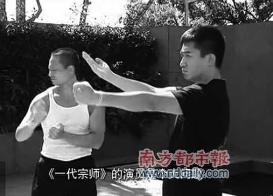 梁朝伟练习咏春拳。