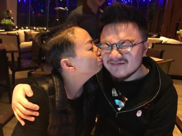 宋丹丹和儿子玩亲亲 巴图自侃是