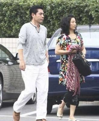 同为国家一级演员，陈宝国与老婆42年不离不弃，而他50岁已经三婚