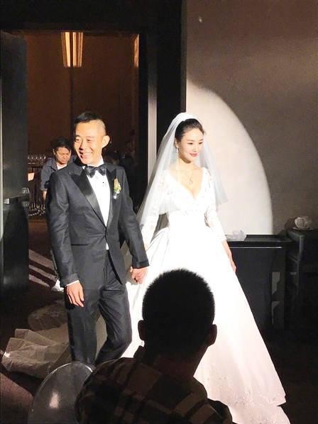 同为国家一级演员，陈宝国与老婆42年不离不弃，而他50岁已经三婚