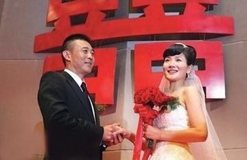 同为国家一级演员，陈宝国与老婆42年不离不弃，而他50岁已经三婚