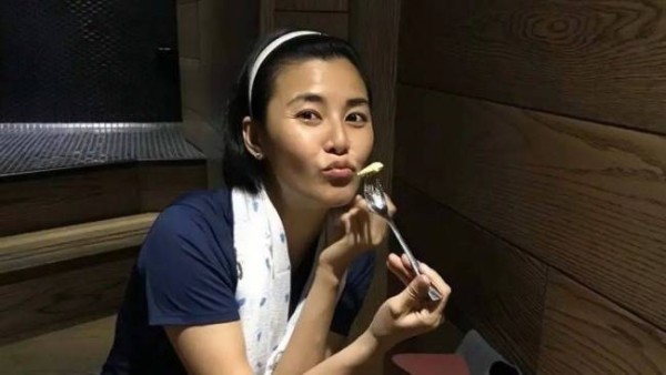 遭网友吐槽像大妈！TVB前知名花旦牙齿变黑牙缝变宽，身材发胖明显