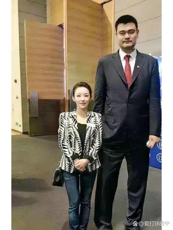 姚明和潘晓婷的合影，这身高差太明显了