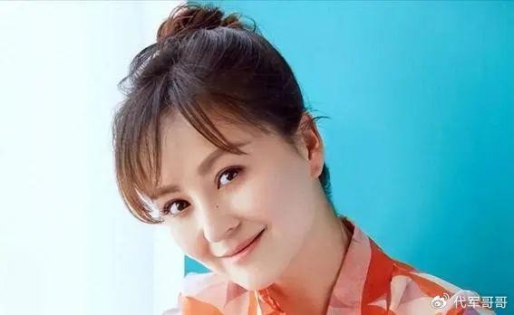 她是娱乐圈最干净女演员，被富商苦追10年才嫁，如今和女儿被宠