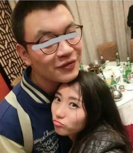 夜宿风波过后，毕滢和多位男生亲密合照被曝出，男生表情成亮点