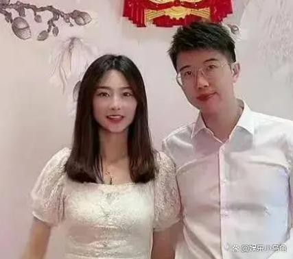 小沈学长与李凉凉现身成都车展，小沈只微笑疑回应与苏宁离婚谣言-有驾