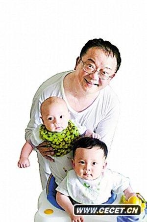 王刚抱混血外孙与小儿子合影 称为2岁儿子打拼