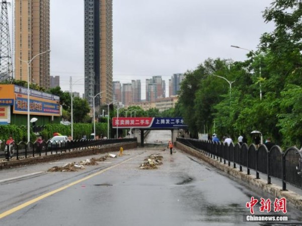 资料图：7月21日，河南，郑州暴雨第二日，经过一夜的抢险救援积水路段的积水明显下降，但街头仍有多处积水严重。图为洪水消退后的郑州街头。<a target='_blank' href='http://www.chinanews.com/'>中新社</a>记者 李贵刚 摄