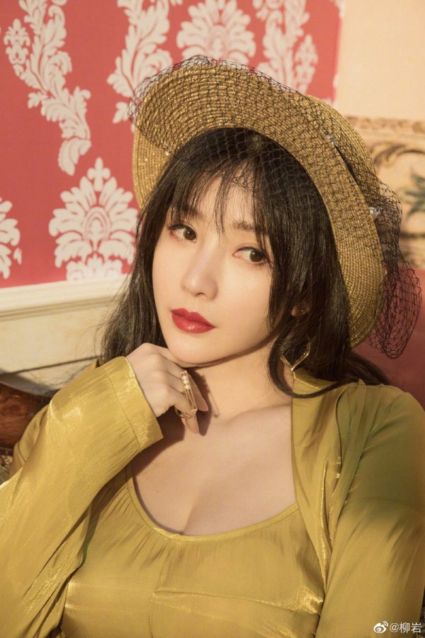 Beauty, Hat, Headgear, Lip, Fashion accessory, Bangs, Sun hat, Black hair, 